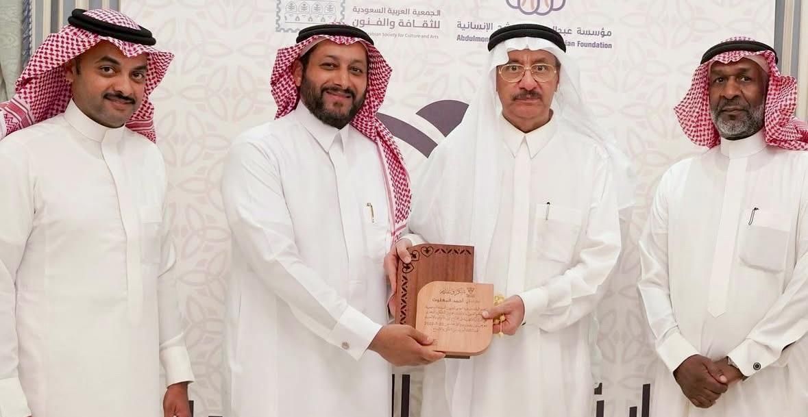 معرض بين زمنين