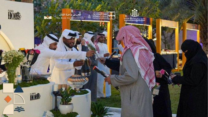 جانب من الحضور في أول أيام #معرض_واحة_الكتاب   أهلاً برواد القراءة والثقافة 😍